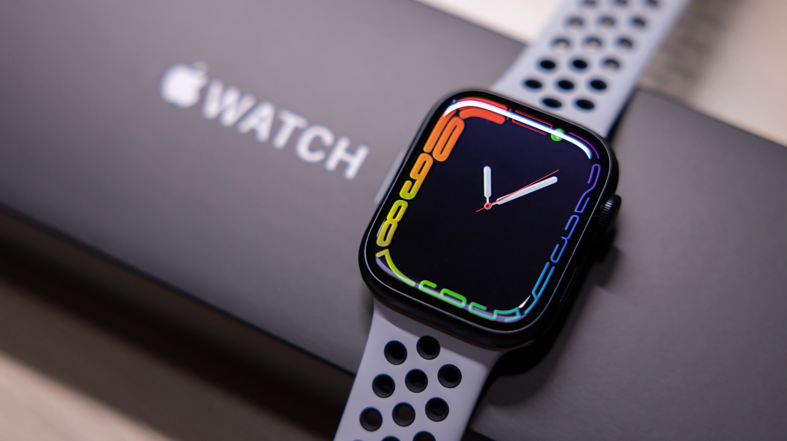 The Apple Watch Still Doesn’t Have Dark Mode, But Here’s How To Set Up The Next Best Thing