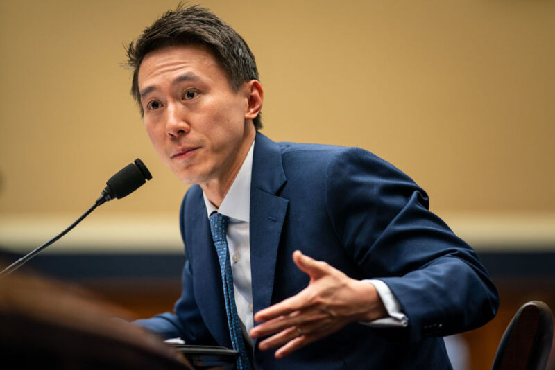 TikTok CEO fails to convince Congress that the app is not a âweaponâ for China