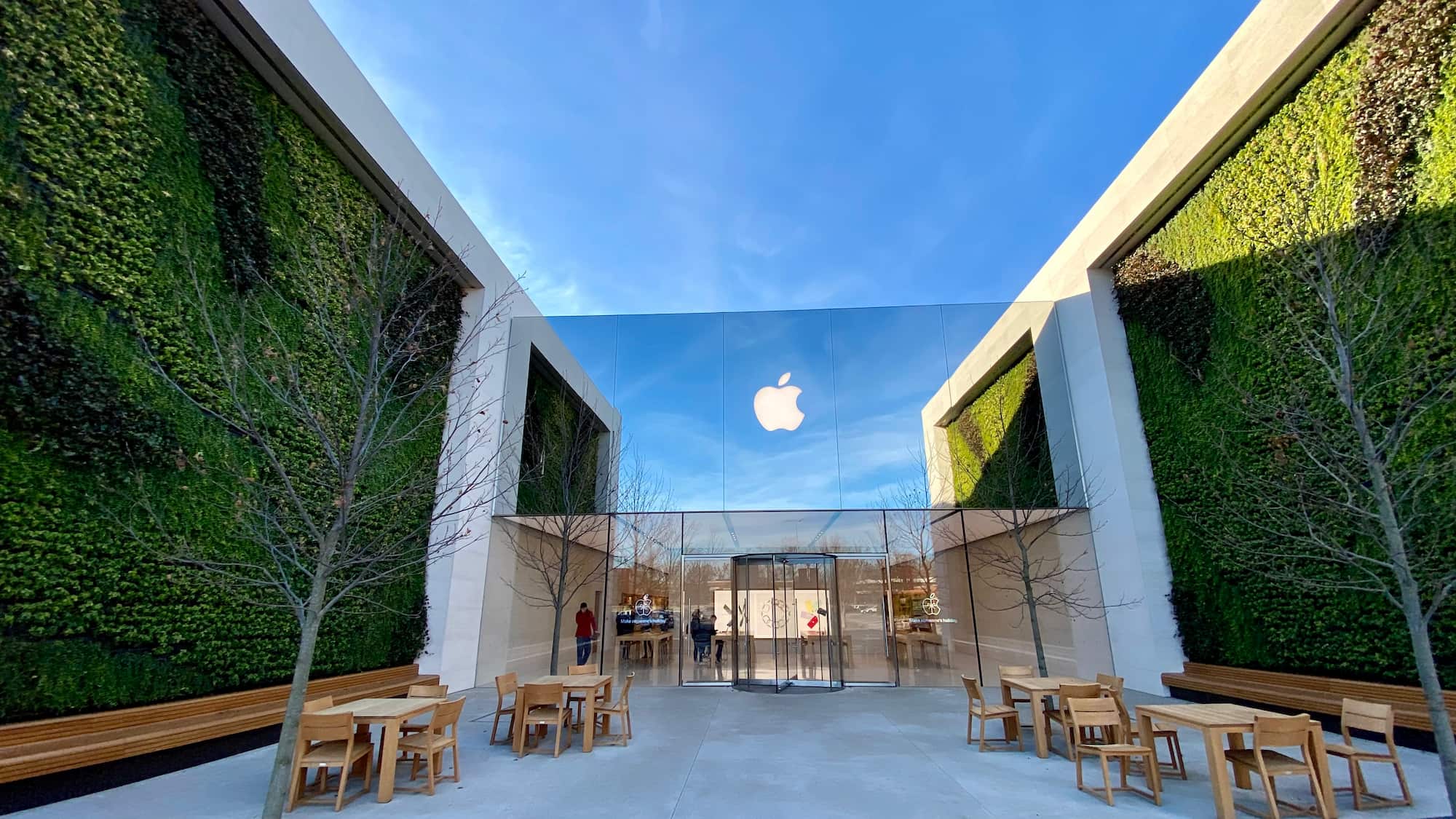 Apple Stores prep for iPhone 15 and USB-C, bigger focus on in-store setup, more