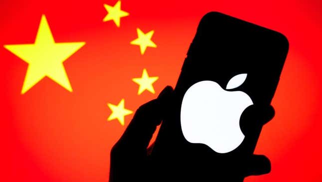 Chinese Government Officials Banned From Using iPhones at Work