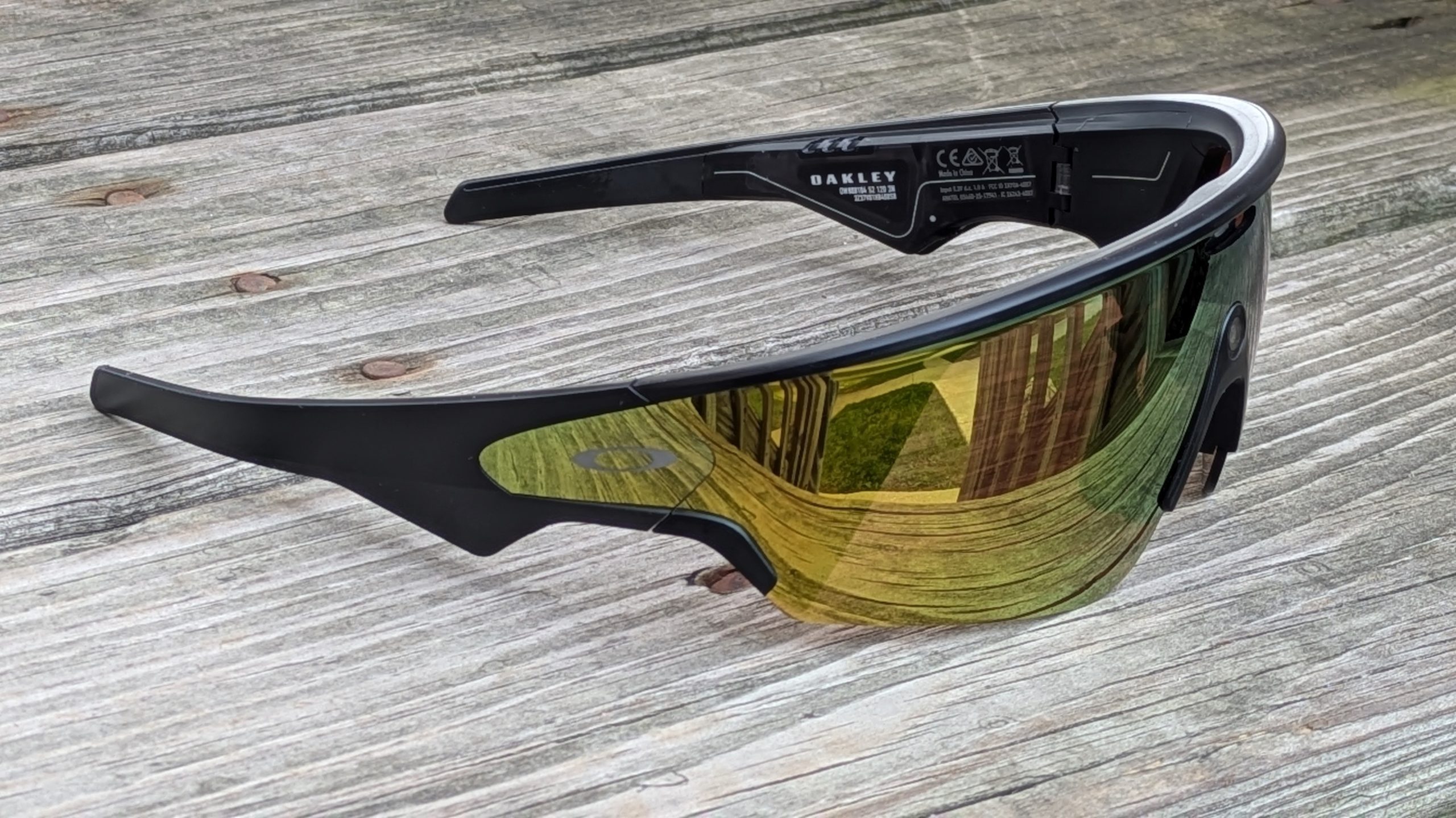 Comparison of Ray-Ban Meta (Gen 2) and Oakley Meta Vanguard: Trendy vs. Athletic Designs