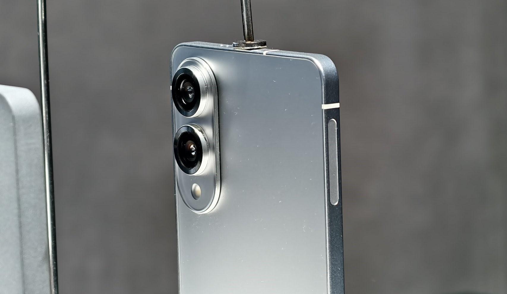 Comparison of Samsung Galaxy S26 Edge and Galaxy S25 Edge: Sleek Designs with Notable Enhancements