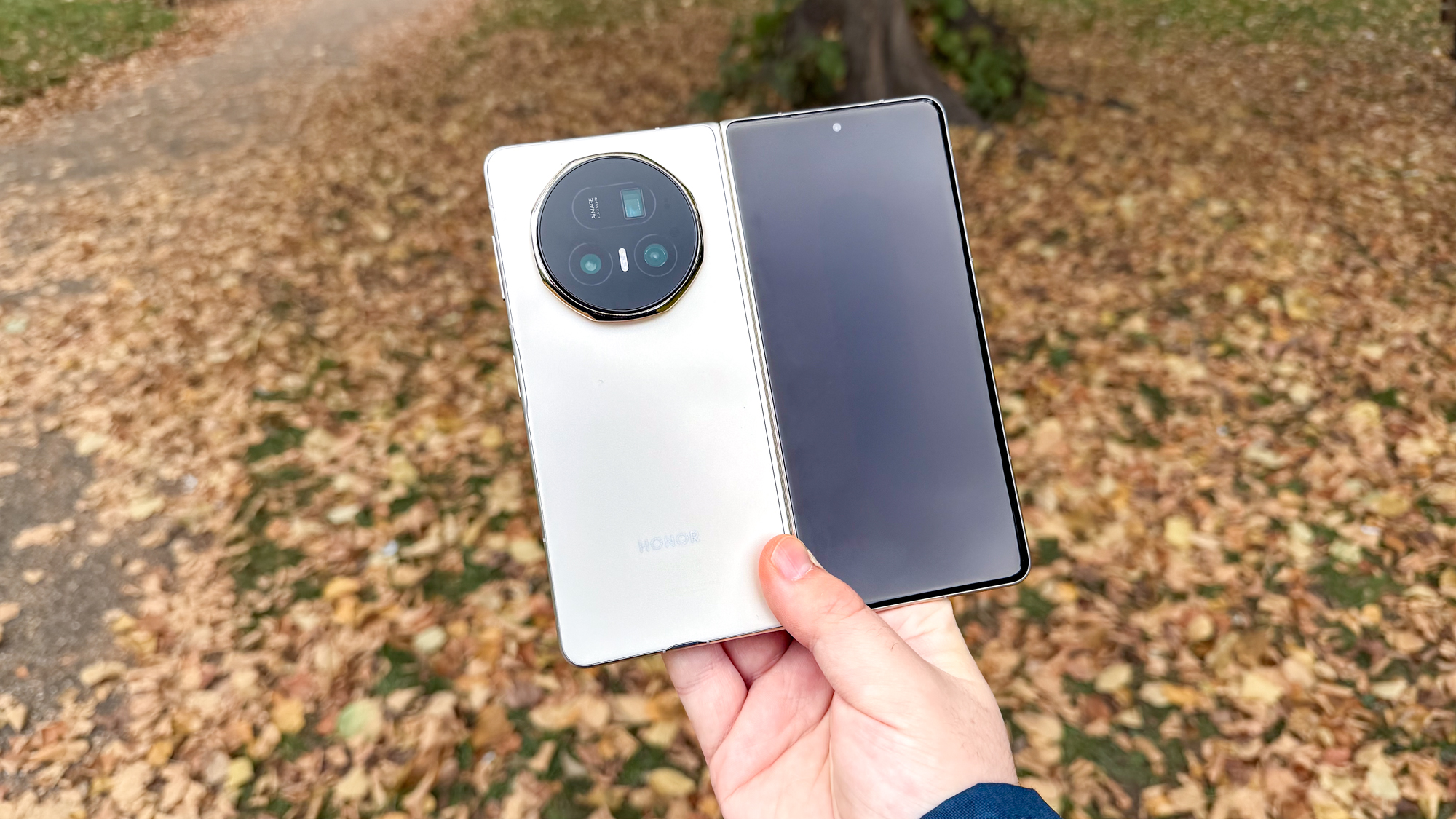 Motorola Flip Phone Offer: Grab Up to $400 Off at Best Buy for Halloween Season