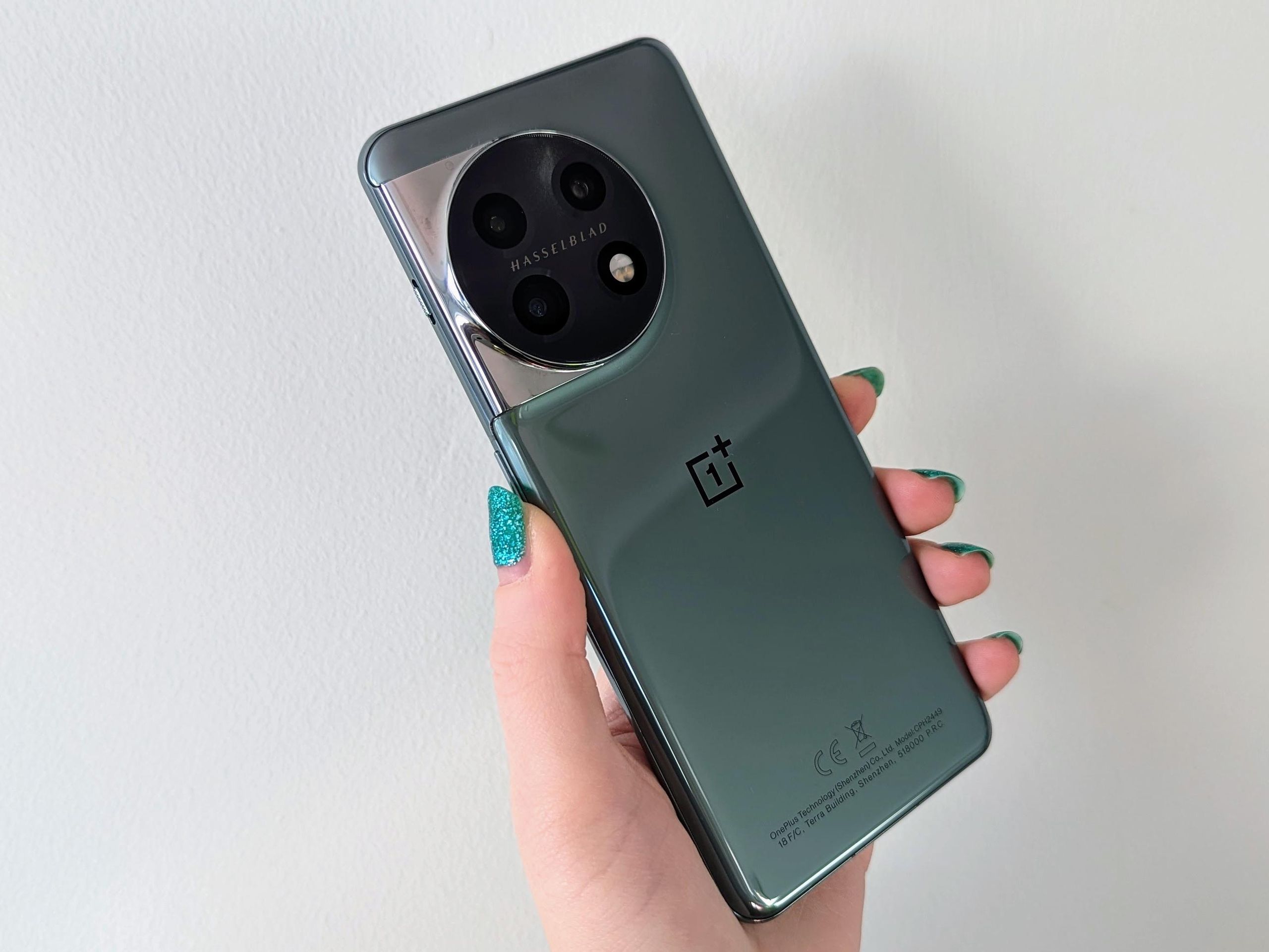 Comparison of OnePlus 15 and Samsung Galaxy S25 Ultra: Deciding on Gaming vs. Productivity Preferences