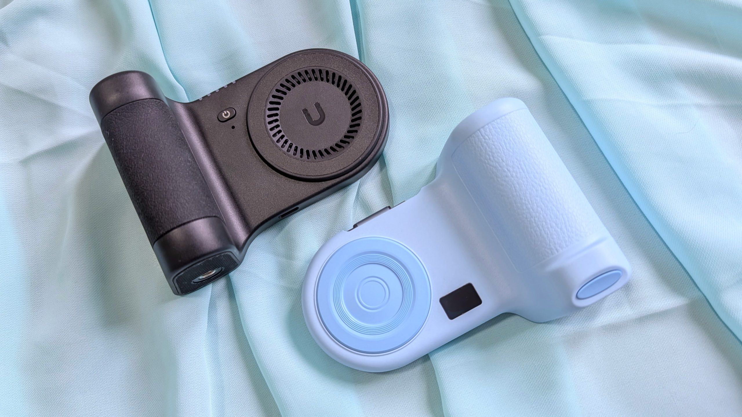 Contrasting Belkin Stage PowerGrip and KraftGeek PowerShutter: Convert Your Smartphone into a Classic Camera with Contemporary Power Banks – Uncover Which One Has the Advantage