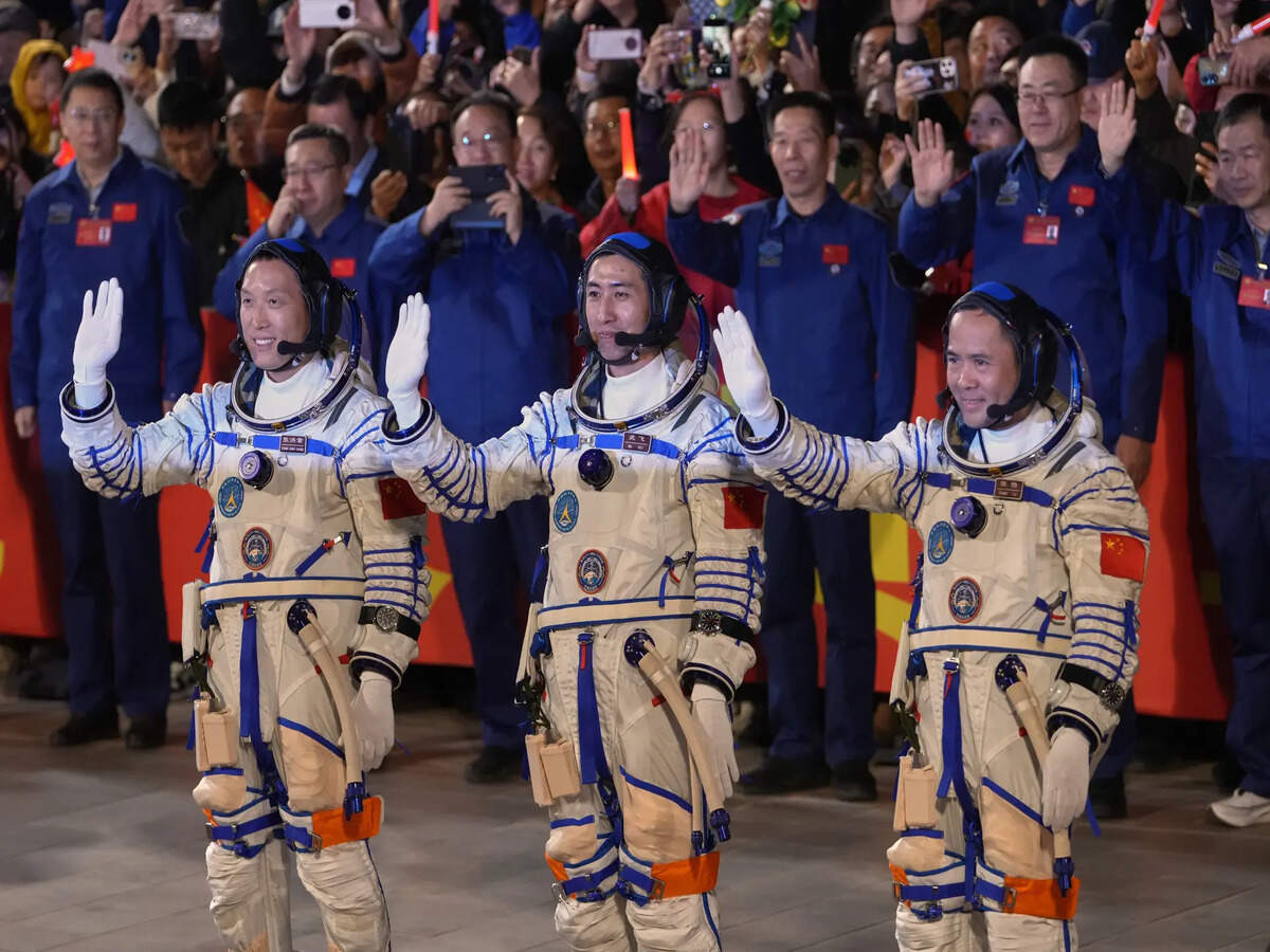 Information Regarding the Event Involving Three Chinese Astronauts Trapped in Space