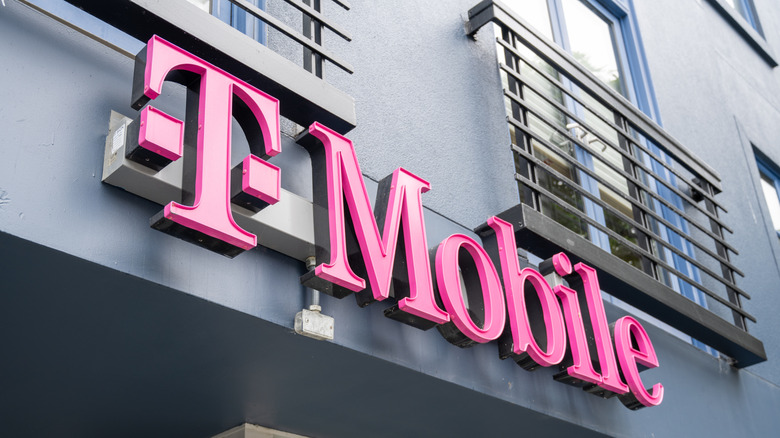 tmobile storefront, tmobile signage on front of building