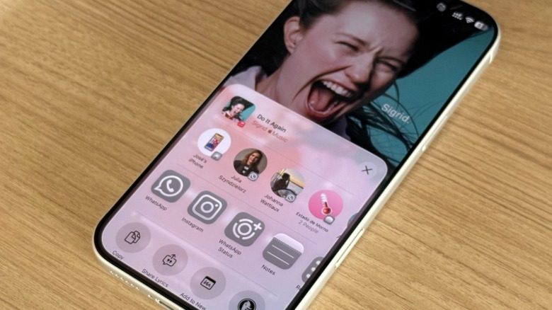 WhatsApp Status can now display Apple Music songs and lyrics