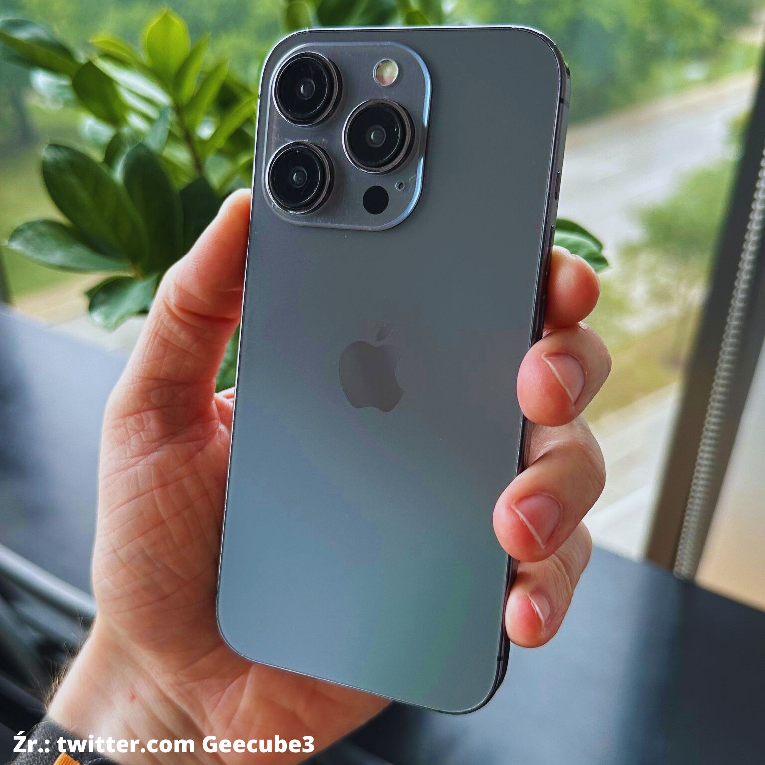 Fresh Images of ‘iPhone 5c Colored’ Prototype AirPods Surface