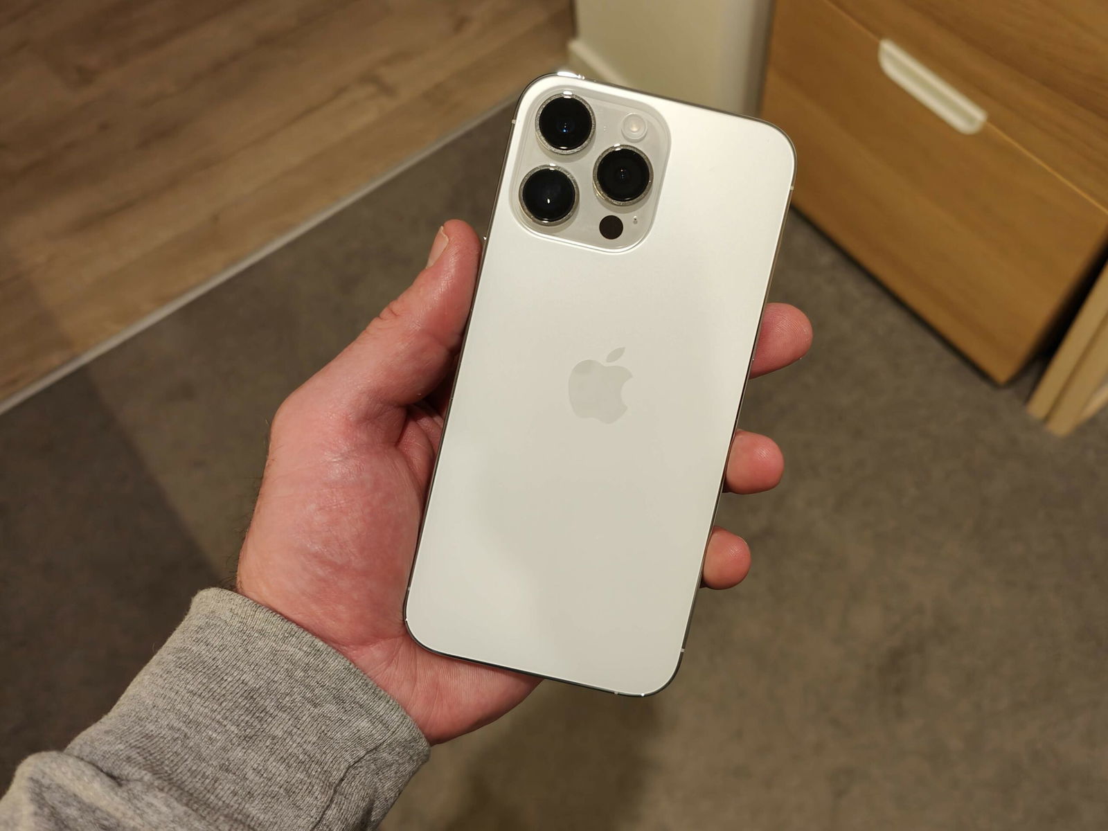 iPhone 17's Cheapest Variant Encounters Shortage, Surpassing Pro Max in Popularity