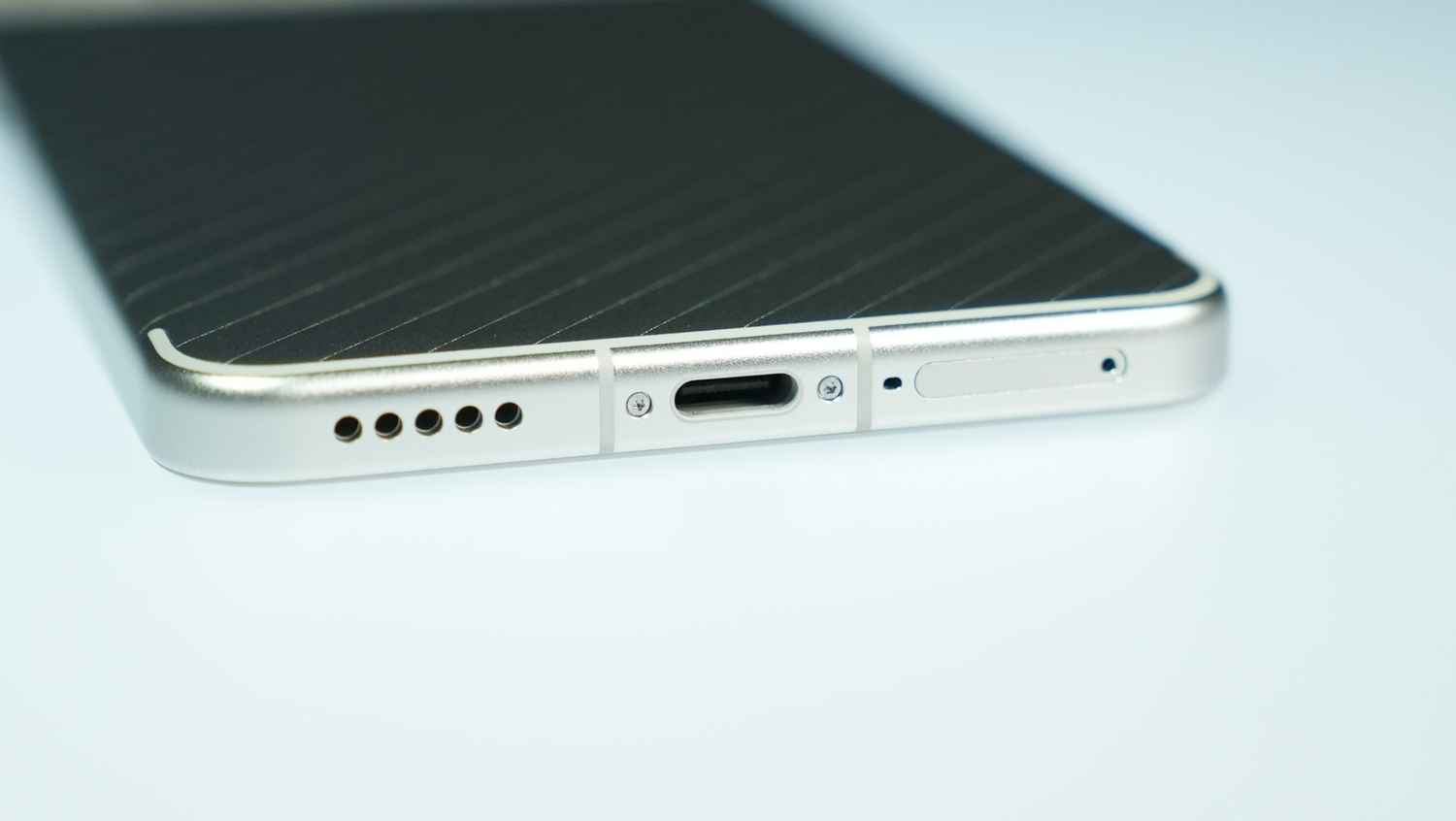 OnePlus 15 Review: Outstanding Battery Performance Hindered by a Single Flaw