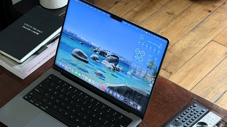 MacBook Pro M1 Pro with Opera and Safari browsers on the Dock