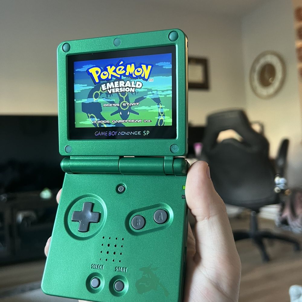 Review of the GAMEBABY Case: Converting Your iPhone into a Classic Handheld Console with Authentic Buttons