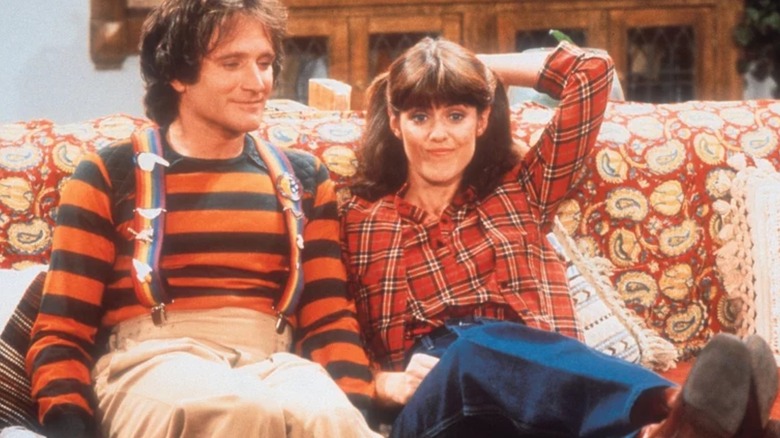 Mork from Ork with Mindy, with a silly expression.