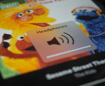 Audiologists Recommend Adhering to the 60/60 Guideline for Secure Use of AirPods and In-Ear Headphones