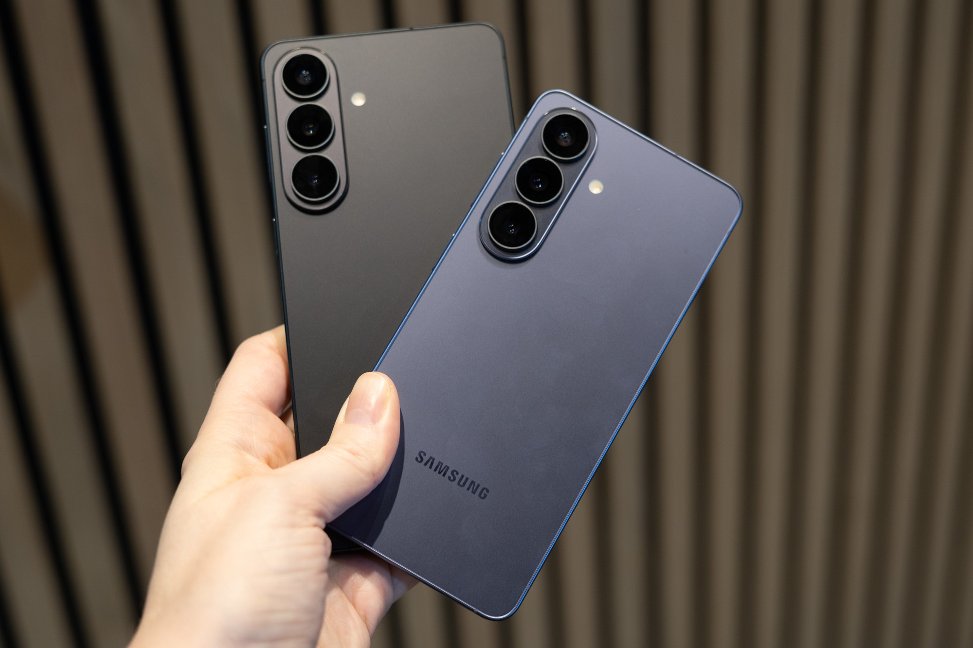 Here's how the new Samsung Galaxy S26 compares with last year's S25