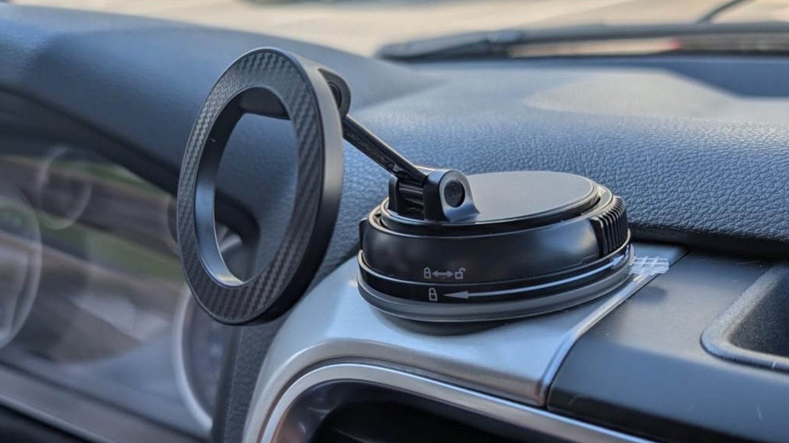 Amazon Customers Commend This Well-Rated Car Mount Now at 40% Discount