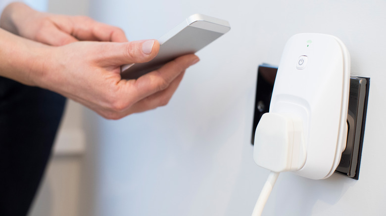 Examining the Advantages of Smart Plugs and Outlet Timers