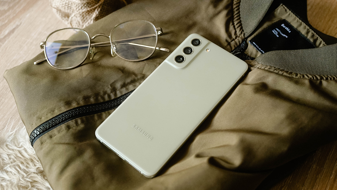 "Galaxy S26 Characteristics to Mitigate Eye Fatigue While Scrolling at Night"