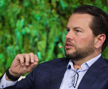 Pinterest CEO Urges Governments to Prohibit Social Media for Under-16s