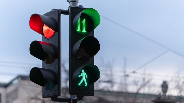 Rationale Behind the Lack of Countdown Timers on Traffic Signals in the United States