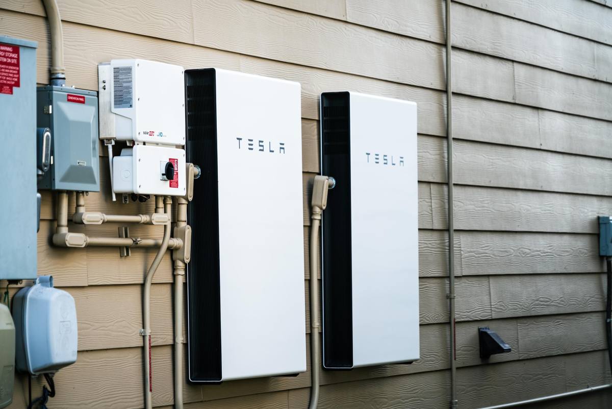 Tesla Establishes Utility Presence in UK, Challenges Octopus Energy