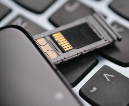 The Timeline of Smartphone Brands Eliminating SD Card Slots