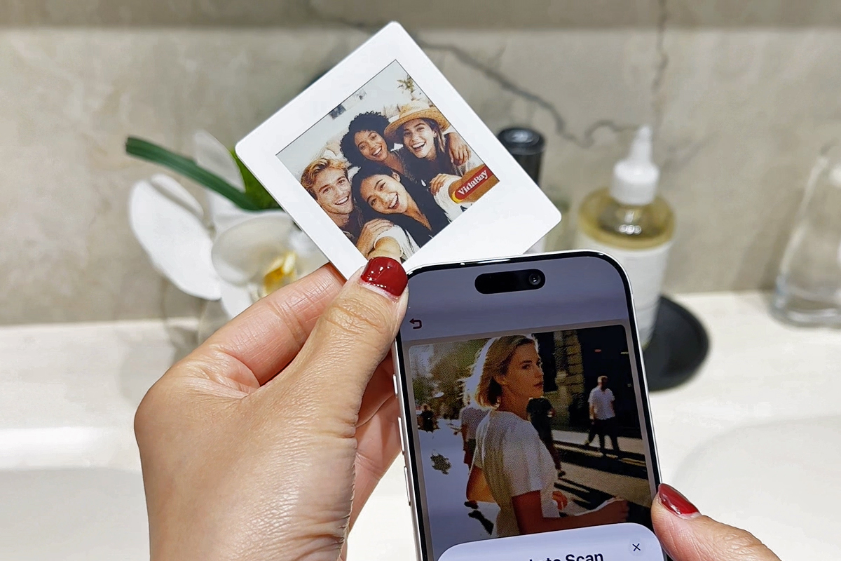 These electronic Polaroids are powered by your phone's NFC chip