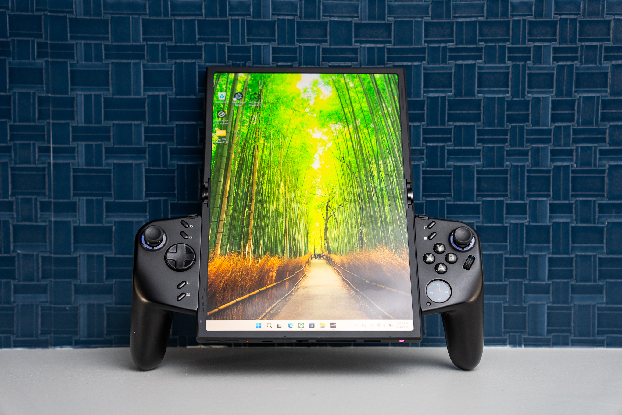 This Foldable Screen Windows Gaming Handheld