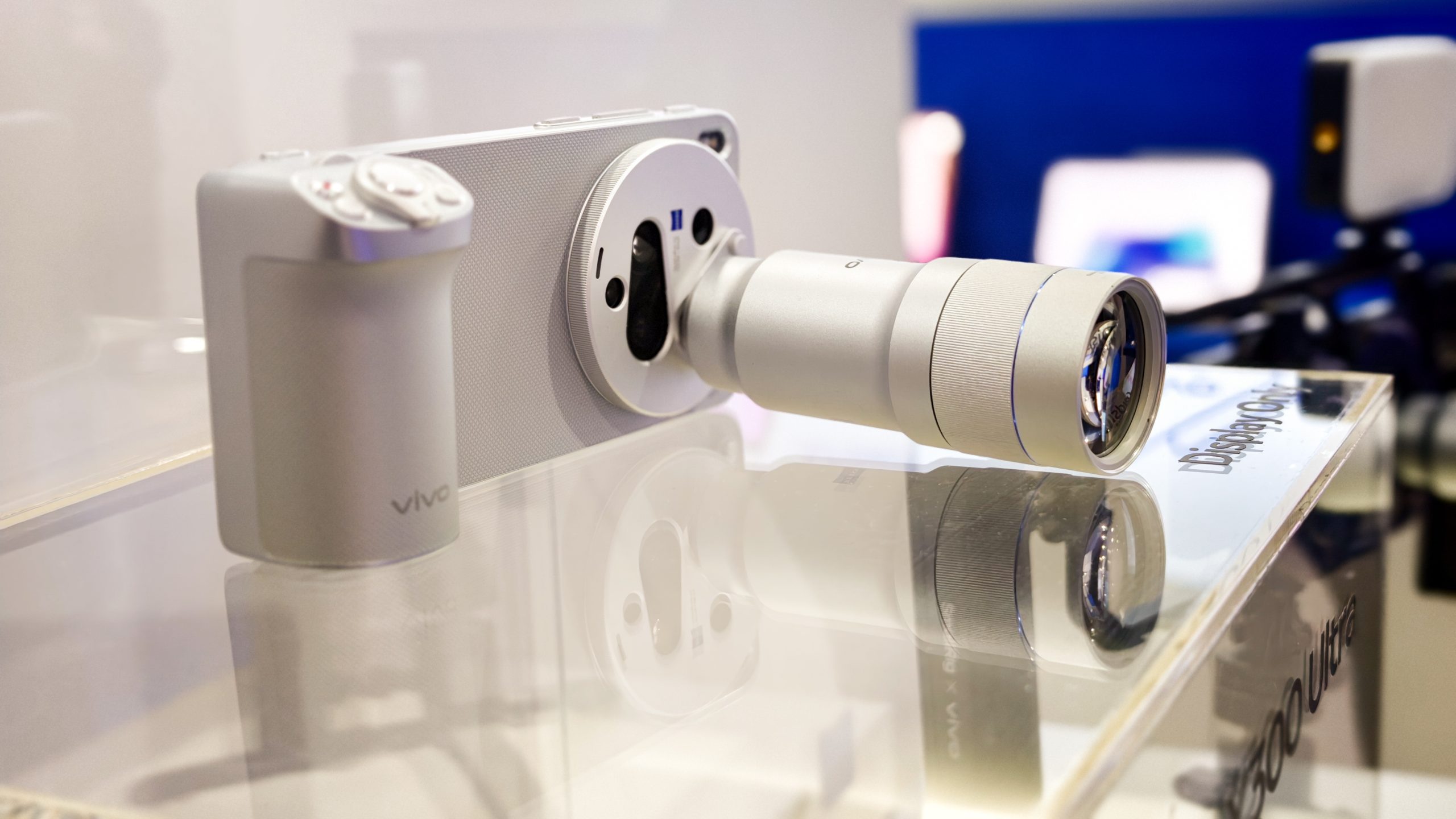 Vivo X300 Ultra Debuts in China, Surpasses Samsung Galaxy S26 Ultra