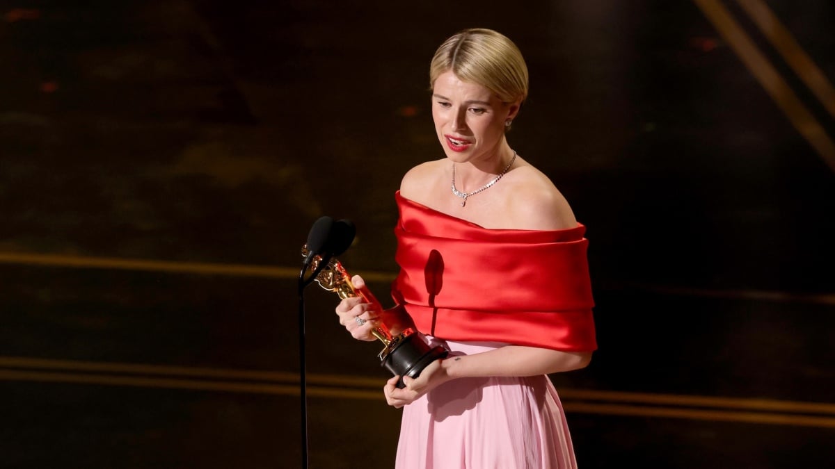 Watch Jessie Buckley's Emotional Oscars Acceptance Speech