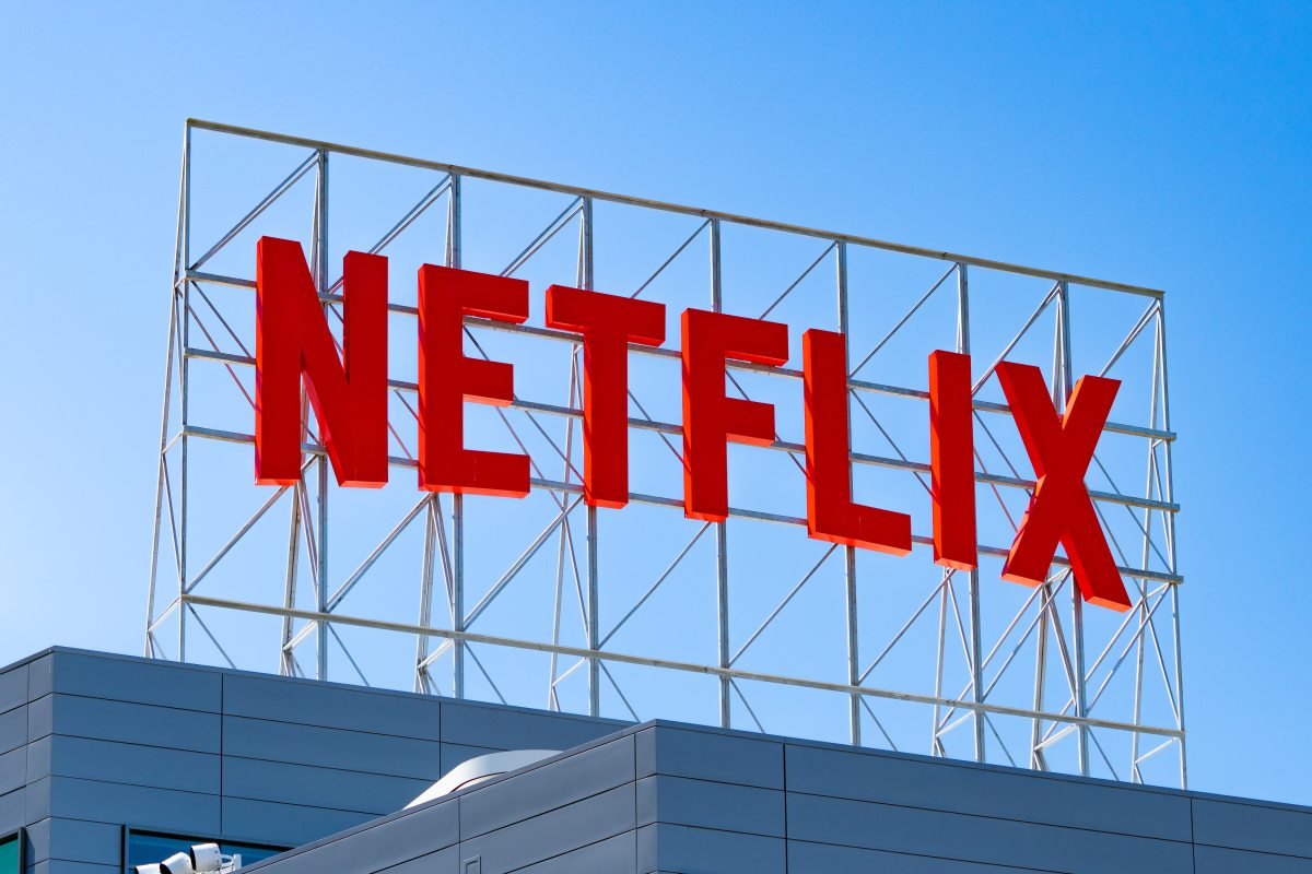 Why did Netflix withdraw from its Warner Bros. acquisition deal?