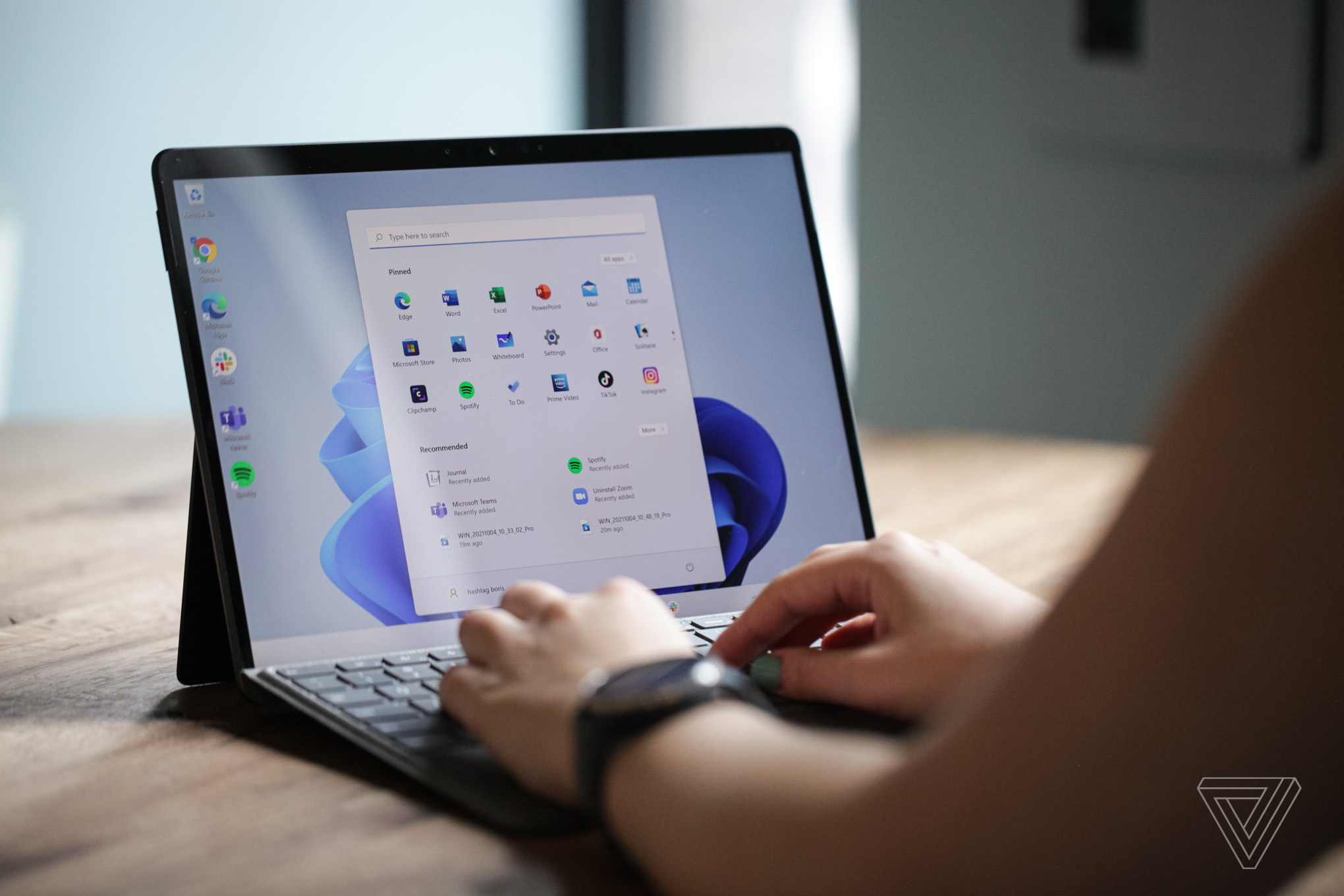 Windows 11 Introduces a Movable Taskbar