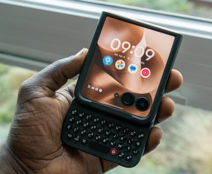 Advantages and Disadvantages of the Clicks Keyboard for Motorola Razr: 3 Reasons to Appreciate It and 3 Limitations