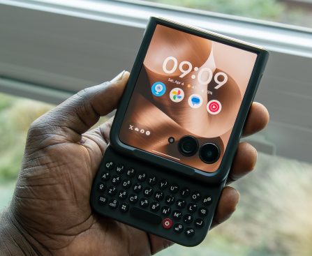 Advantages and Disadvantages of the Clicks Keyboard for Motorola Razr: 3 Reasons to Appreciate It and 3 Limitations