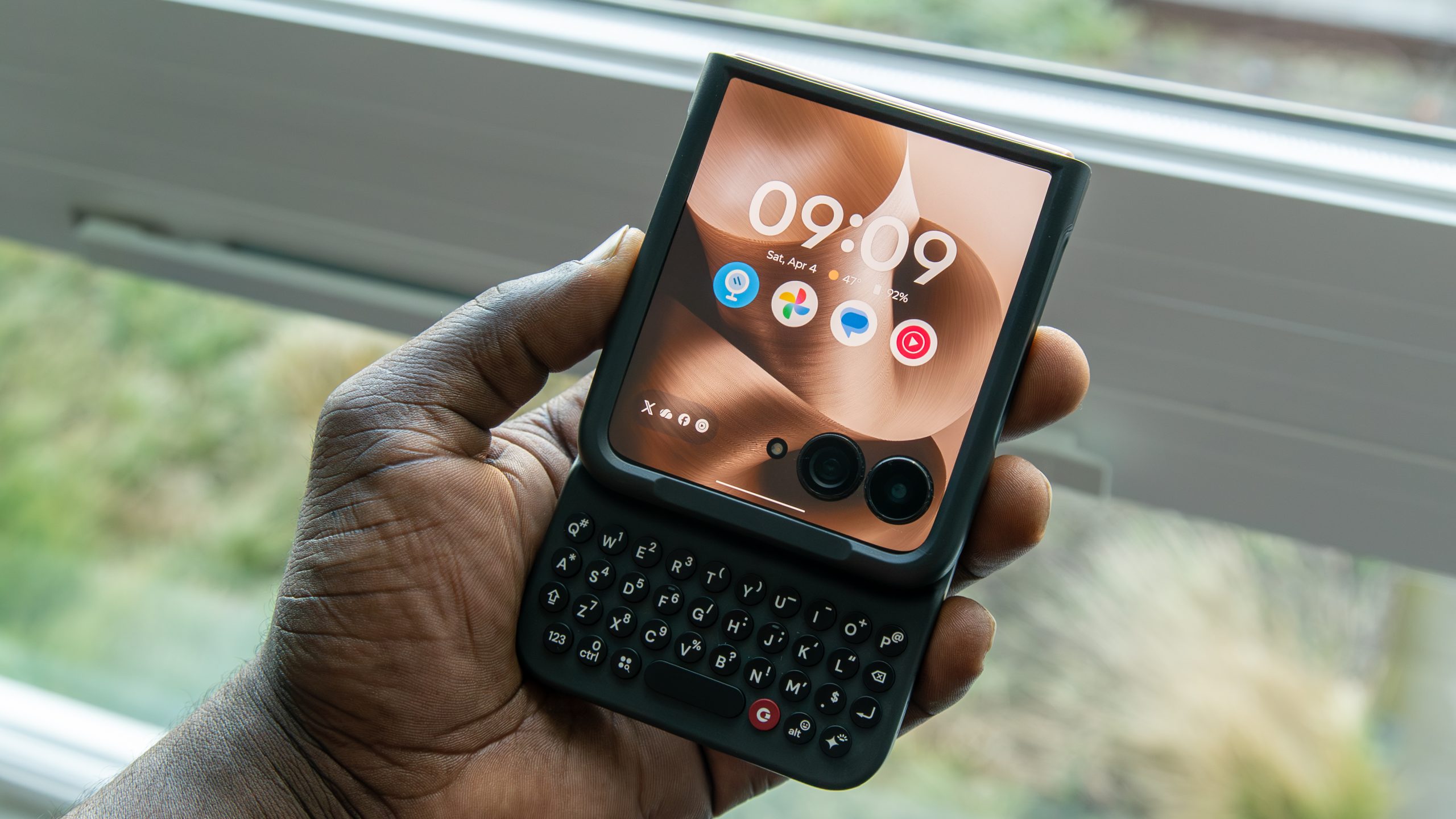 Advantages and Disadvantages of the Clicks Keyboard for Motorola Razr: 3 Reasons to Appreciate It and 3 Limitations