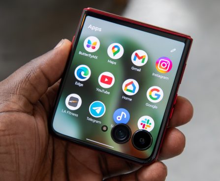 Amazon Presents a 46% Price Reduction on a Leading Flip Phone of Global Reputation