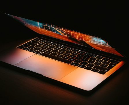 Apple Anticipated to Dominate OLED Laptop Market Expansion in 2026 Amid Smartphone Deceleration, According to Report