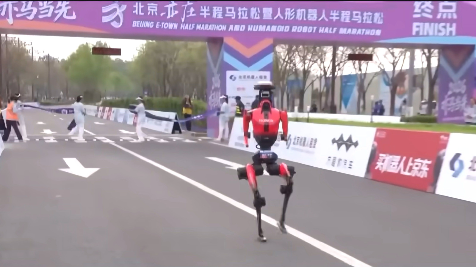 Chinese Humanoid Robot Sets New World Half-Marathon Record