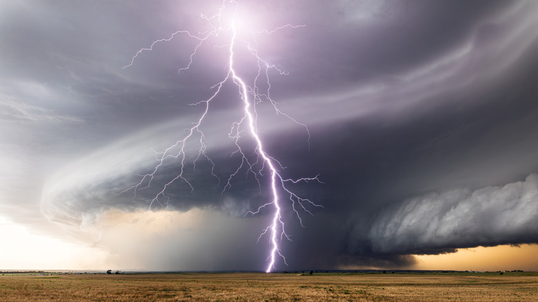 Compact Camera Gadget for Recording Flawless Lightning Strikes