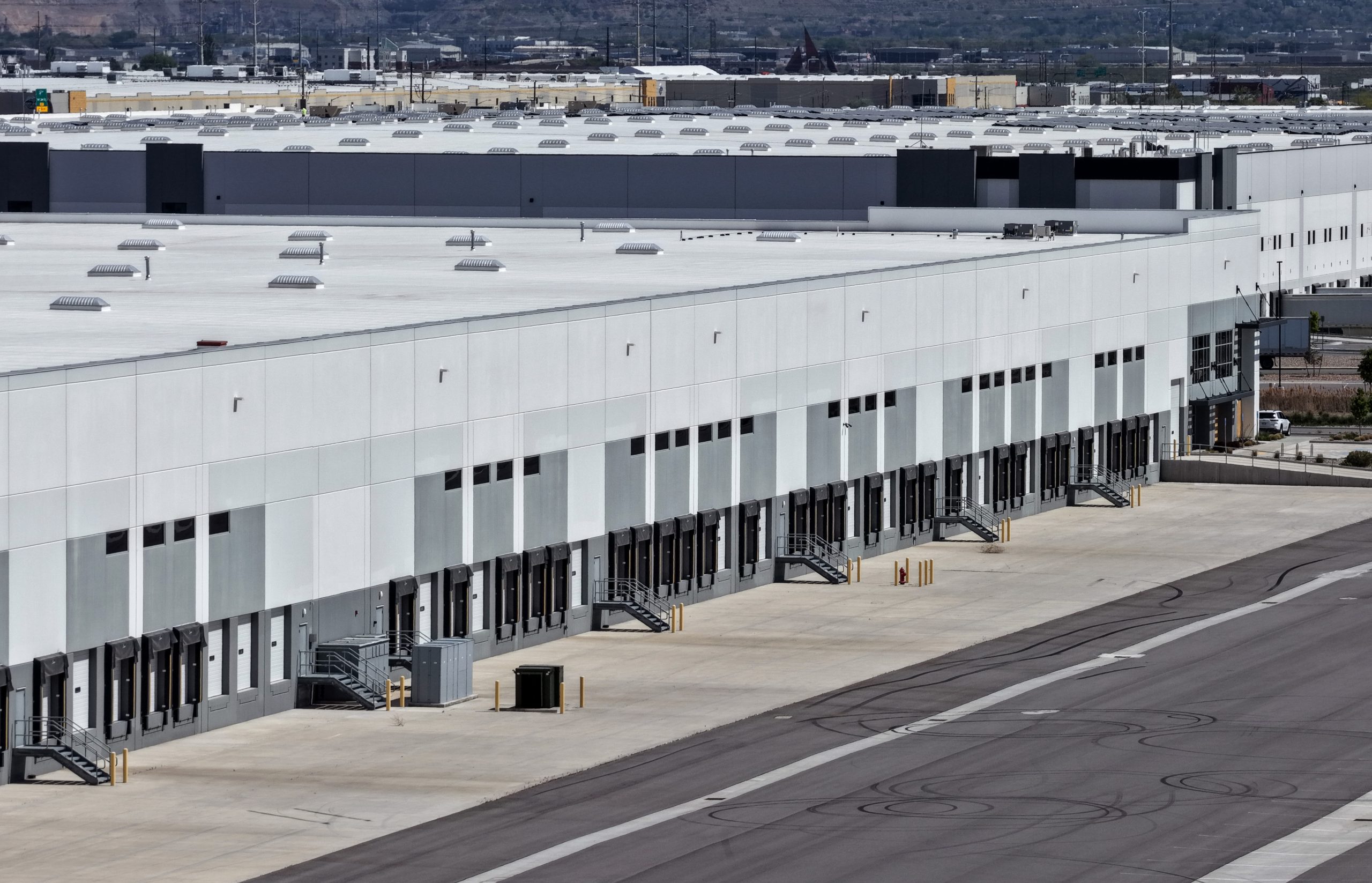 Democrats Advocate for Prohibition on ICE Using Warehouses as Detention Centers