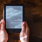Five Benefits of Reading on a Kindle Rather Than a Smartphone