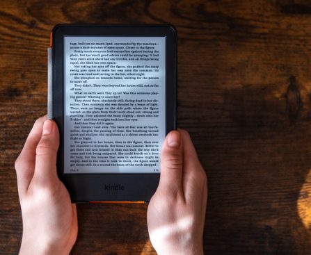 Five Benefits of Reading on a Kindle Rather Than a Smartphone
