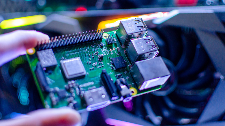 Five Small Raspberry Pi Projects That Can Be Held in Your Hand