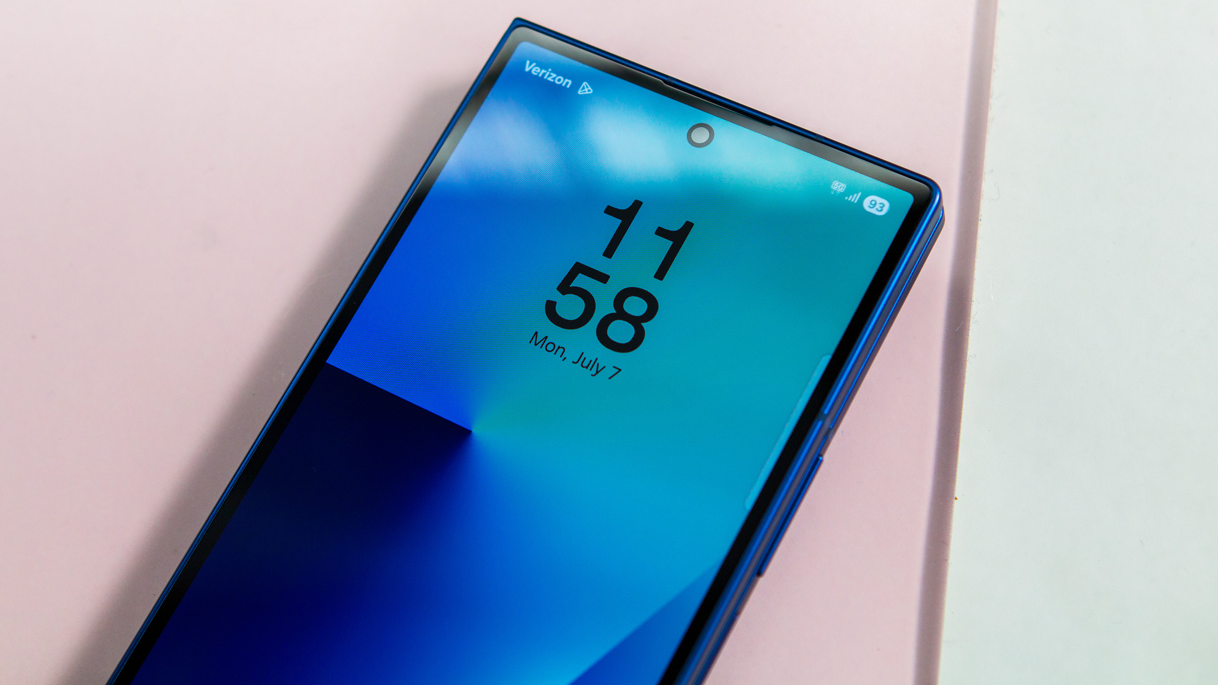 Galaxy Z Fold 8 Anticipated to Keep Existing Display Material, Sparking Mixed Responses