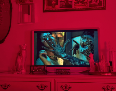 Hisense Déco TV sitting on dresser while playing a scene from 'Rosario'