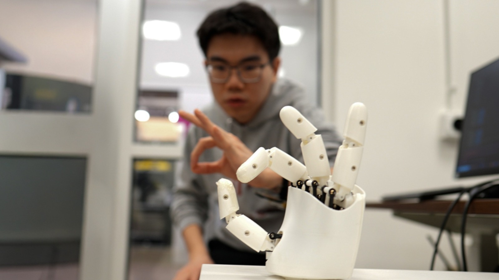 MIT Robotics Initiative Employs Wristband for Energy