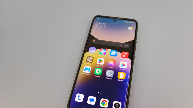 Android phone displaying apps, including a Themes app allowing users to modify device appearance