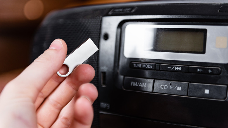 Reasons USB Sticks Are the Best Option for Playing Music in the Car