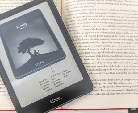 Reasons Why Fans of Physical Books Should Still Think About Having a Kindle: 5 Convincing Arguments